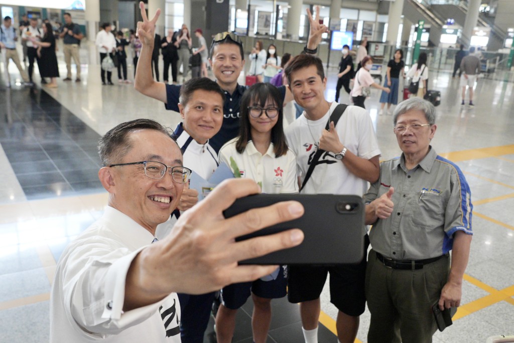 巴黎奧運港隊成員周二返港，單車隊成員合照。 歐樂年攝