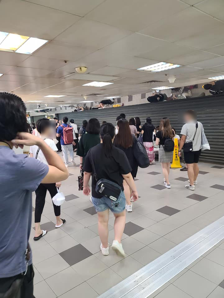商場因火警鐘響落閘。網圖