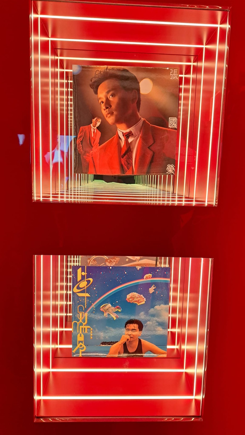张国荣纪念展展品包括张国荣曾在不同演唱会中穿过的服饰和唱片。网图