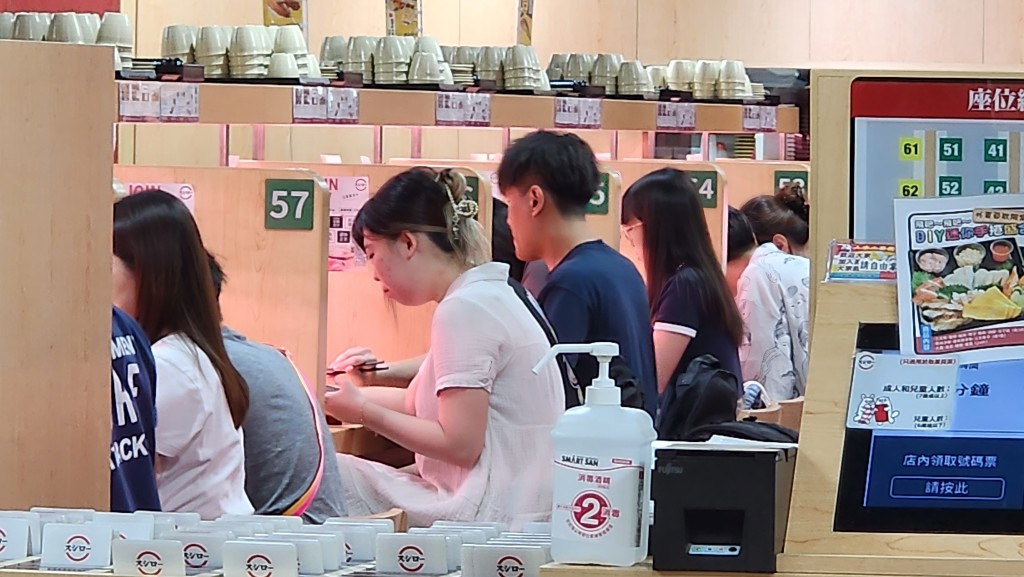 黃大仙連鎖壽司店晚市時段爆滿。黃文威攝