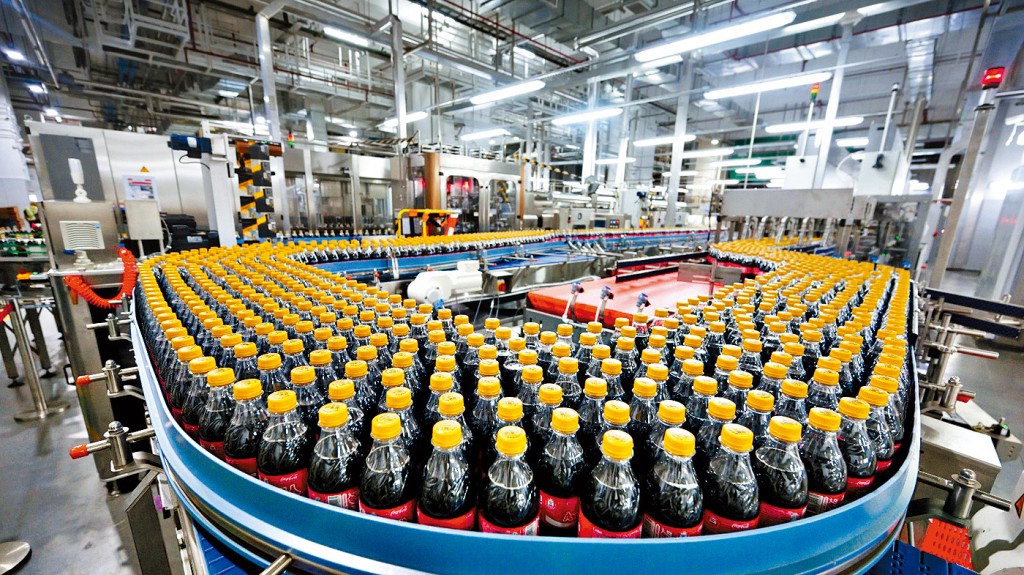 位於沙田的可口可樂生產設施，採用本地回收及再生的rPET膠樽包裝飲品。
