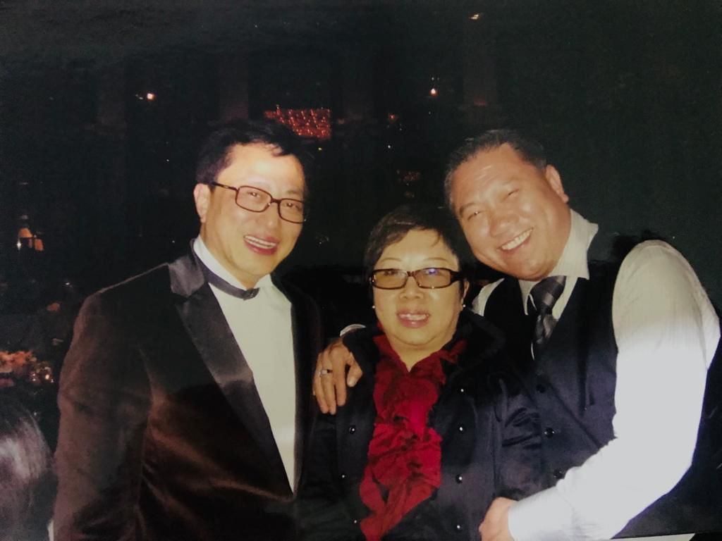 刘纬民（左）1985年正值当红时期，却在拍完《大千小传》后就退出娱乐圈，早年创立珠宝公司，成为了珠宝大亨。