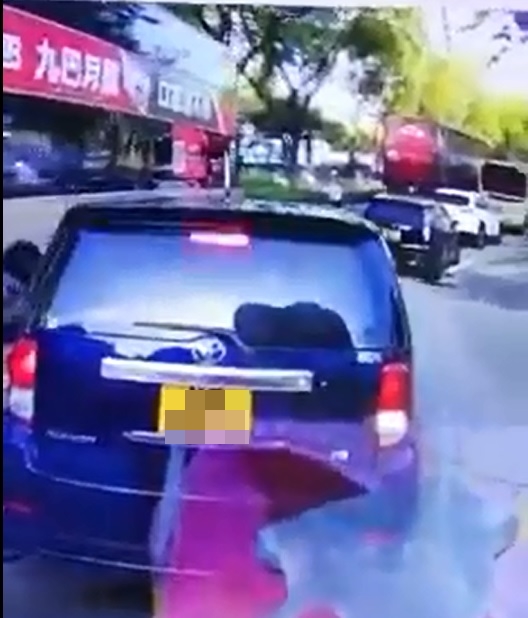 兩架車一起轉彎。「馬路的事討論區」影片截圖