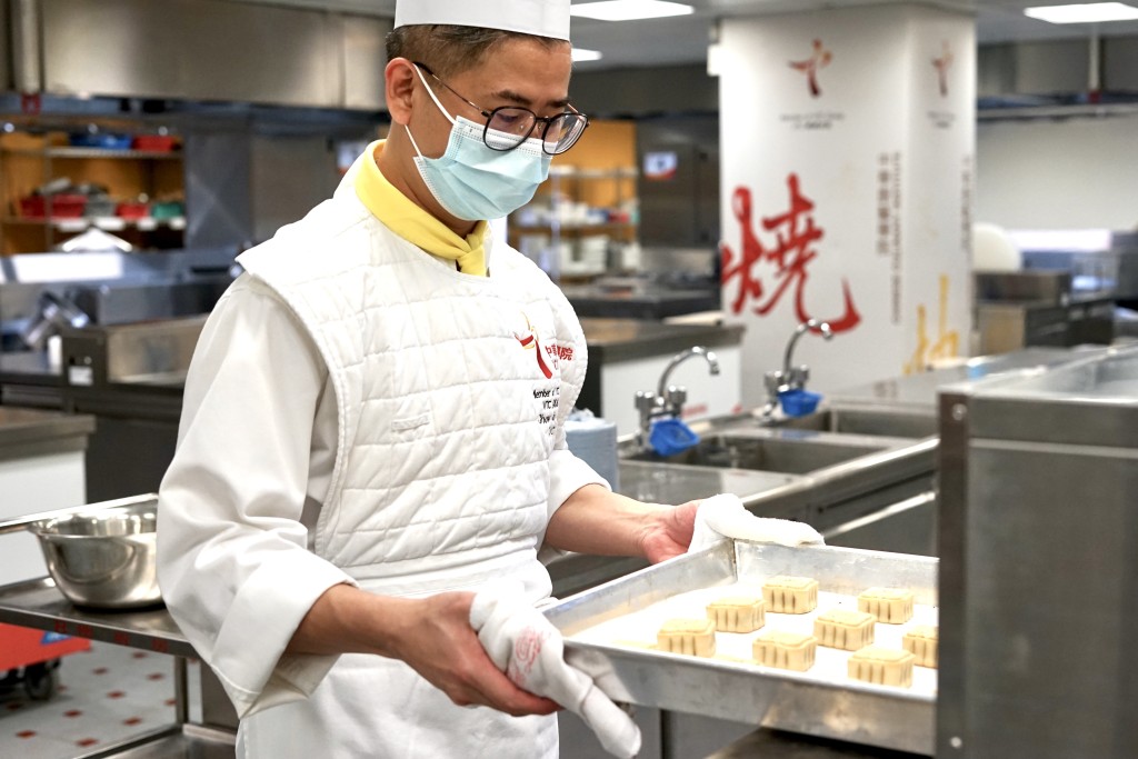 中華廚藝學院高級教導員周少文分享日常親子入廚點滴，並示範迷你月餅的製作過程。