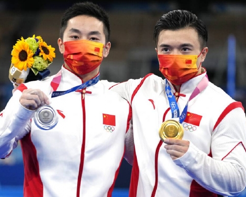 中國的劉洋（右）與尤浩（左）於男子吊環項目內，分別奪得金銀兩牌。AP圖片