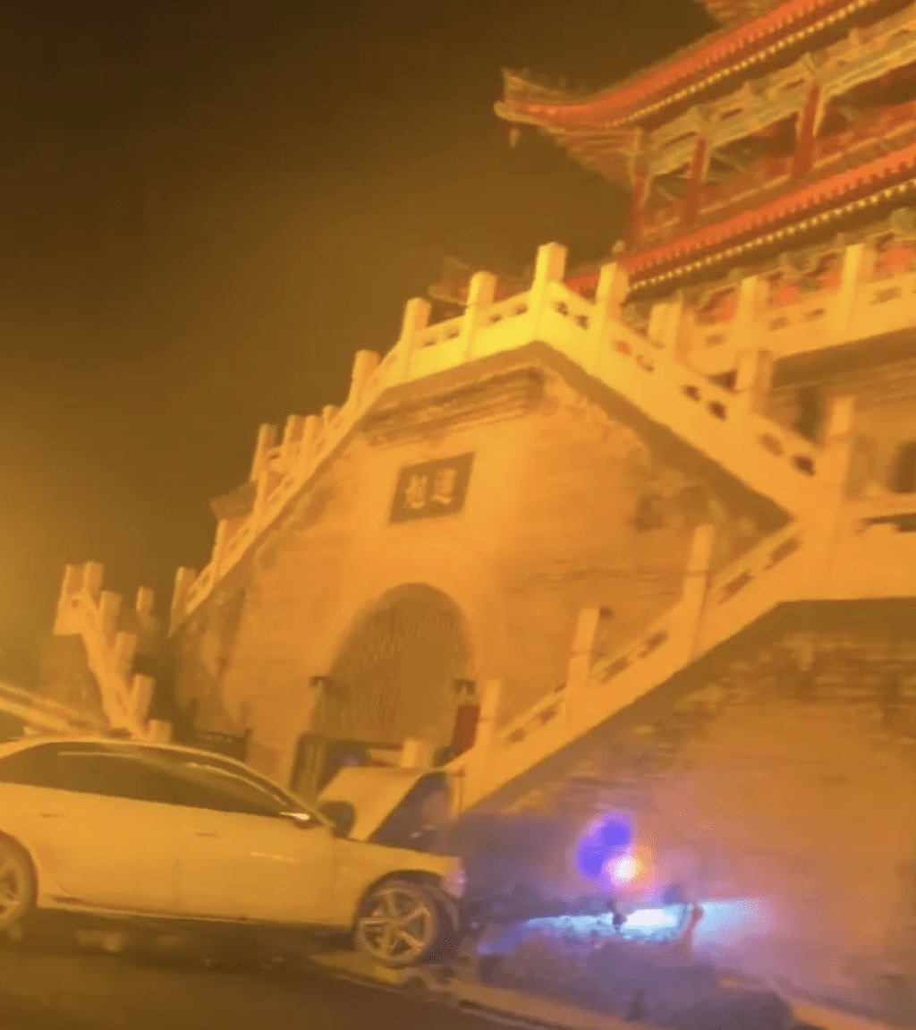 有着近400年歷史、陝西省級保護文物戶縣鐘樓,周四(10月30日)凌晨遭一輛私家車撞上,導致樓梯牆體,受損,引發廣泛關注。網上視頻截圖 有着近400年歷史、陝西省級保護文物戶縣鐘樓,周四(10月30日)凌晨遭一輛私家車撞上,導致樓梯牆體,受損,引發廣泛關注。網上視頻截圖