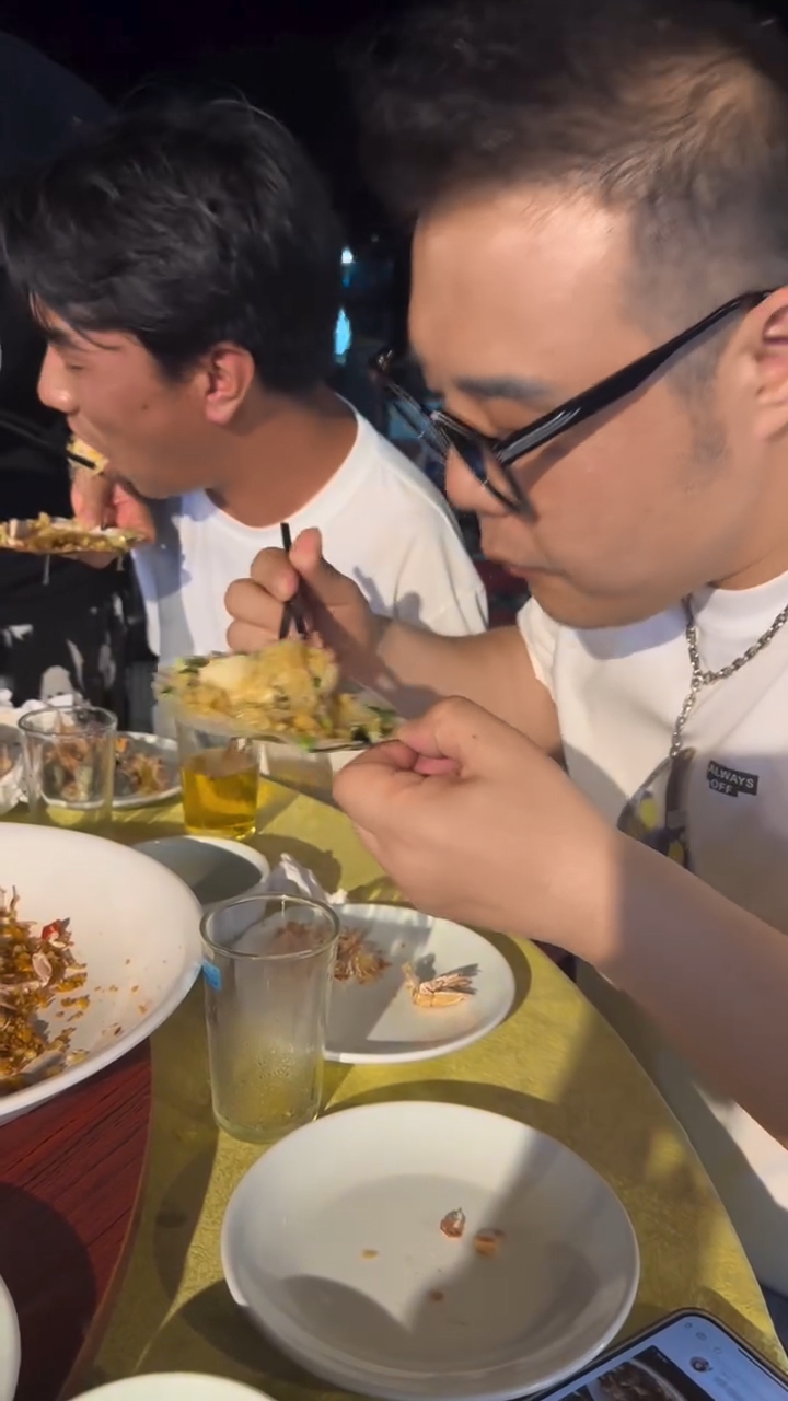 李金凱身邊有一神秘女子貼身照顧,原來她是李金凱的二姐。 李金凱身邊有一神秘女子貼身照顧,原來她是李金凱的二姐。