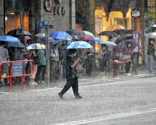 天文台指，與高空擾動相關的雨區似乎主要集中在珠江口以西，本地出現顯著降雨的機會未算太高。資料圖片