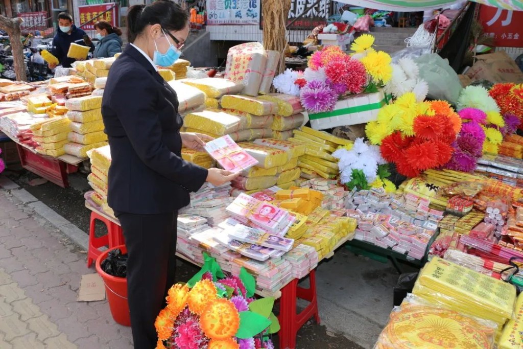 新疆裕民县当局查处销售违规阴司纸的商铺。微信图片