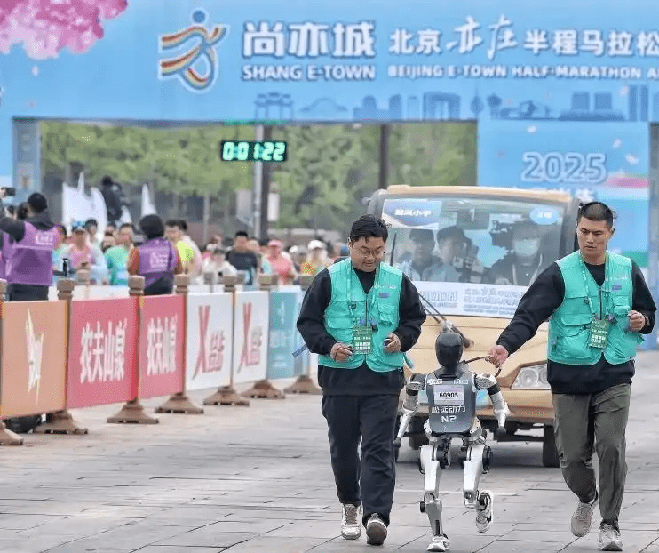 全球首個人形機械人半馬北京亦莊開跑。中新社 全球首個人形機械人半馬北京亦莊開跑。中新社