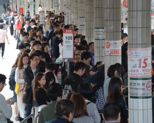下午繁忙時間，專營巴士公司預備加派約80部巴士以加強過海巴士服務。