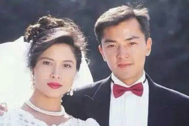 邵美琪與鄭伊健因合作撻著。（網上圖片）