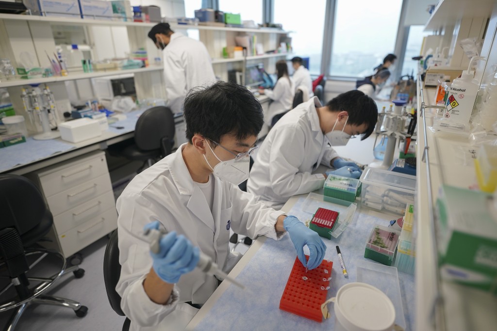 中心日後將建立中國人群基因數據庫，為診療方案提供基礎。李睿哲攝