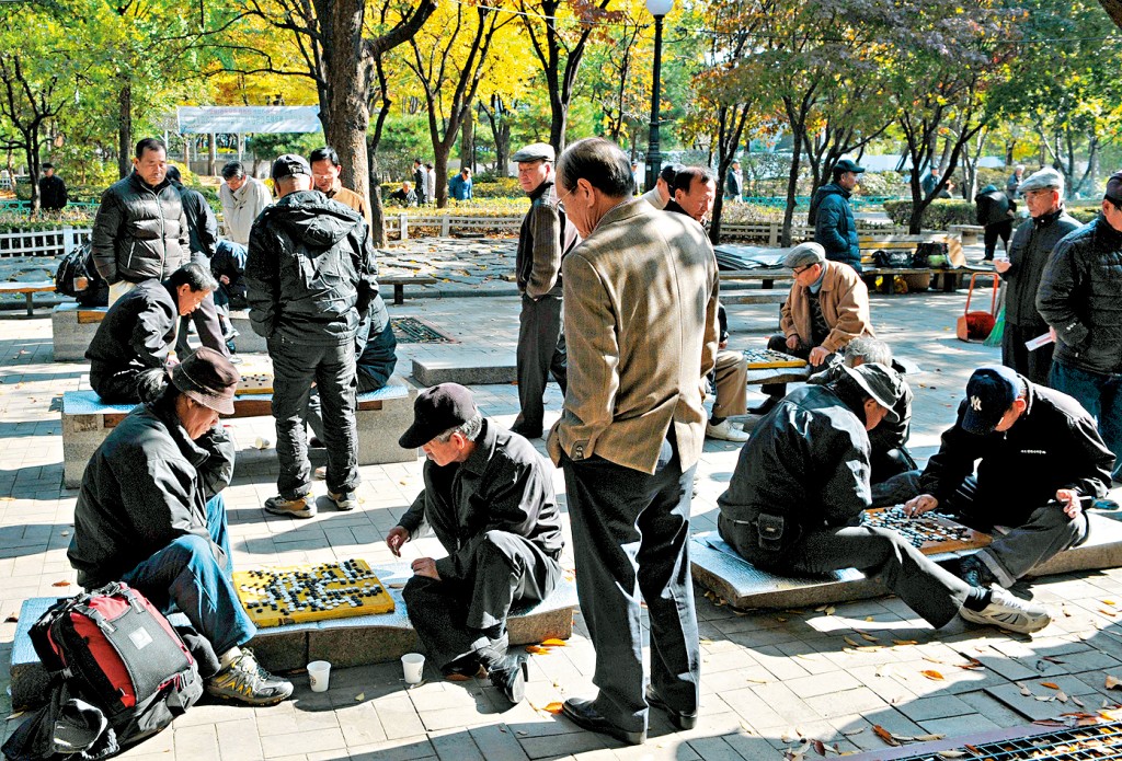 首尔的长者在公园里下棋。
