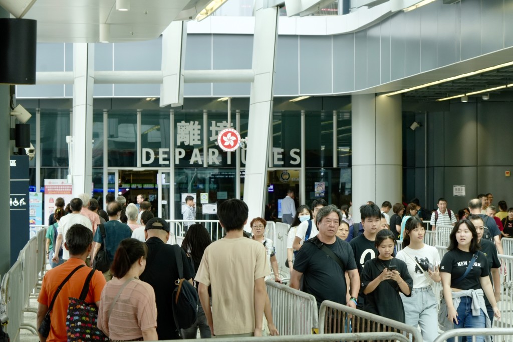 議員指平日上午到上水站觀察,就知道往香園圍口岸的小巴站逼滿北上消費市民。資料圖片 議員指平日上午到上水站觀察,就知道往香園圍口岸的小巴站逼滿北上消費市民。資料圖片