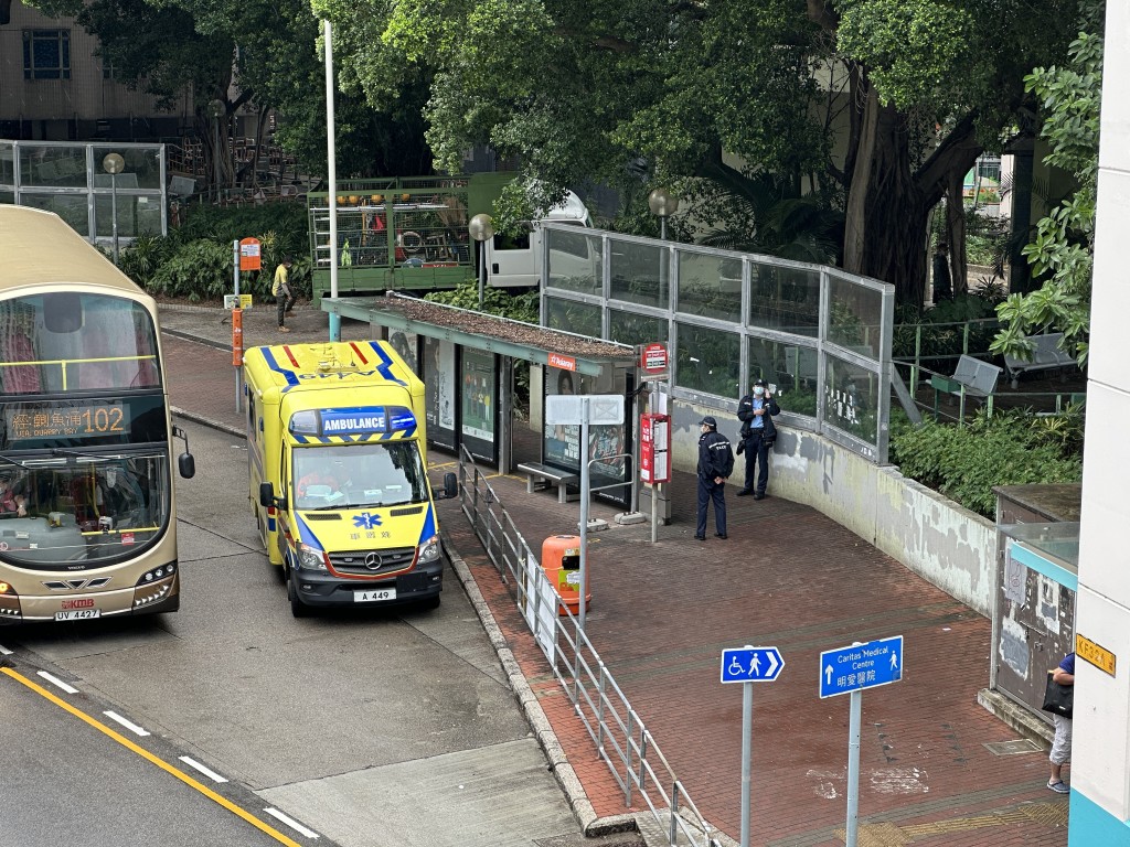 警方及救护车接报到场。(梁国峰摄)