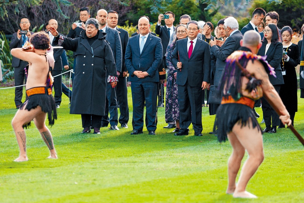 新西蘭總理拉克森以毛利人傳統儀式歡迎李強。