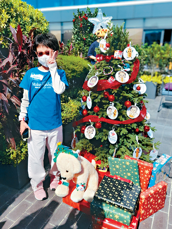 Sophie收到以她筆下角色為主題嘅「Corny Ketchy聖誕樹」。