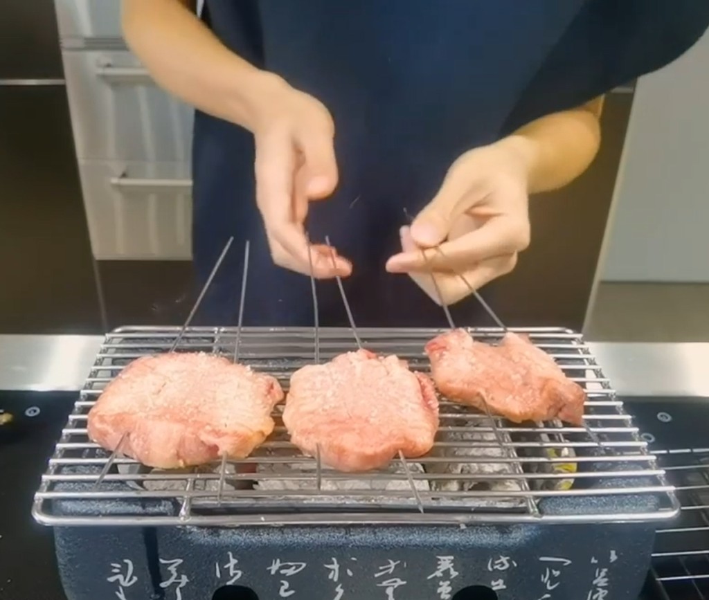 霆鋒用碳爐燒牛舌。