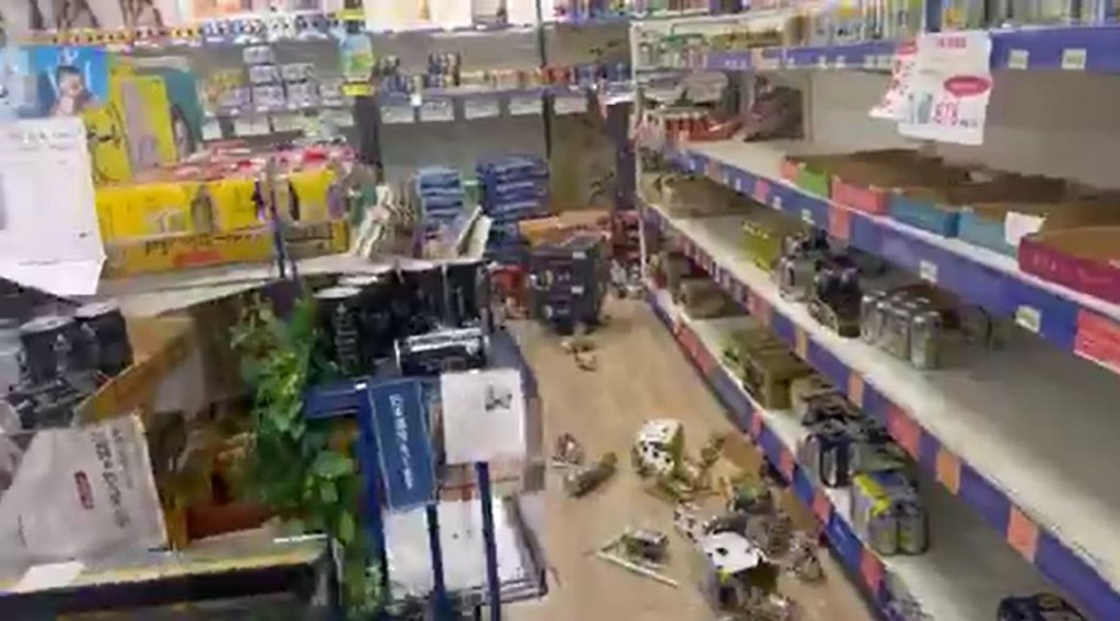 地震一刻震动强烈，便利店货架上的物品倒地。(平台X)