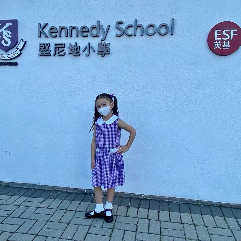喺學校門口影。