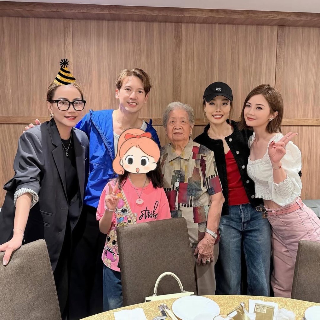 蔡卓妍在IG分享的合照，為Mani 加上派對帽。