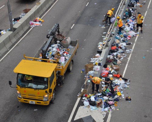 金鐘夏愨道西行線仍封閉。