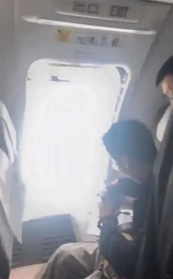 東航MU5828航機在降落昆明機場後,遭一名男子打開安全出口。新黃河 東航MU5828航機在降落昆明機場後,遭一名男子打開安全出口。新黃河