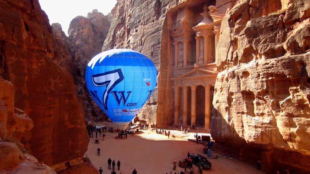 佩特拉古城在2007年一項網上票選中,被評選為世界新7大奇蹟之一。New Seven Wonders of the World 佩特拉古城在2007年一項網上票選中,被評選為世界新7大奇蹟之一。New Seven Wonders of the World