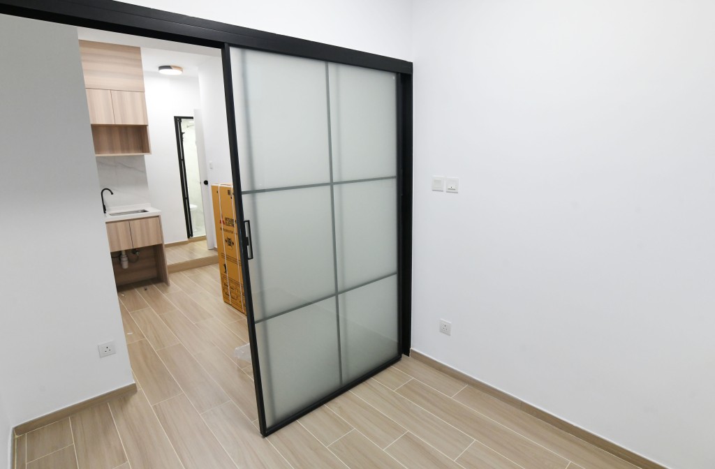 为全面有序处理劣质「㓥房」的「老大难」问题,行政长官李家超于2024年《施政报告》宣布,以立法方式制订「简朴房」规管制度。何健勇摄 为全面有序处理劣质「㓥房」的「老大难」问题,行政长官李家超于2024年《施政报告》宣布,以立法方式制订「简朴房」规管制度。何健勇摄