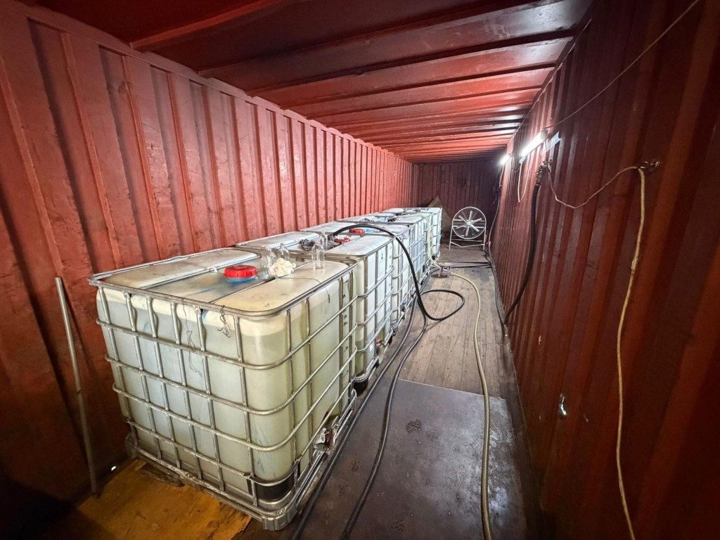 人员共检获约四千六百公升怀疑非法燃油，市值共约十五万元。警方图片