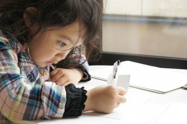 幼兒需要有充分的大肌肉發展，才能進一步做出書寫、繪畫等需要運用精細肌肉的動作。（資料圖片）