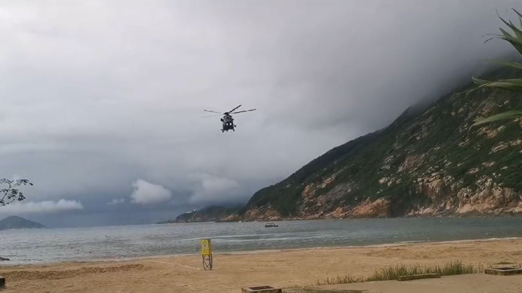 政府飛行服務隊派出直升機，到石澳沙灘接送一名病者前往醫院。讀者提供