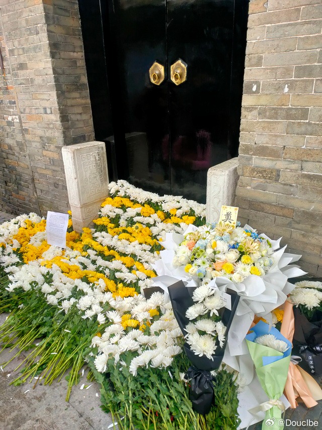 江澤民揚州故居門前再現悼念花束。網上圖片