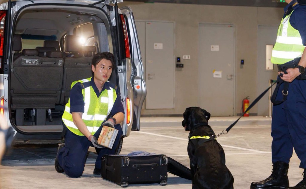 海關今次進行私家車清關模擬演練,利用海關搜查犬及流動X光車輛檢查系統偵測藏匿在車內隱蔽位置的違禁品。 海關今次進行私家車清關模擬演練,利用海關搜查犬及流動X光車輛檢查系統偵測藏匿在車內隱蔽位置的違禁品。