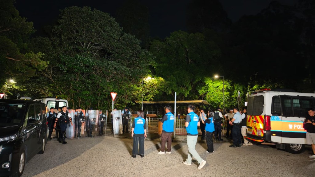 警方聯同漁護署人員一行30人,在壆圍南路進行掃蕩,有警員戴上全套防護裝備,漁護處人員亦配備麻醉槍及繩索,最終捕獲3隻成年唐狗,將帶返動物管理中心作進一步檢驗及觀察。黃文威攝 警方聯同漁護署人員一行30人,在壆圍南路進行掃蕩,有警員戴上全套防護裝備,漁護處人員亦配備麻醉槍及繩索,最終捕獲3隻成年唐狗,將帶返動物管理中心作進一步檢驗及觀察。黃文威攝