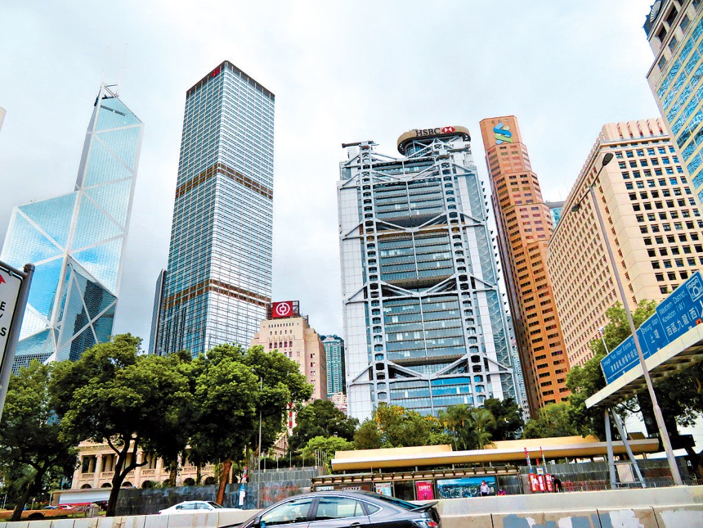 大型銀行今年來首爆存息戰，且由枱面鬥到枱底。