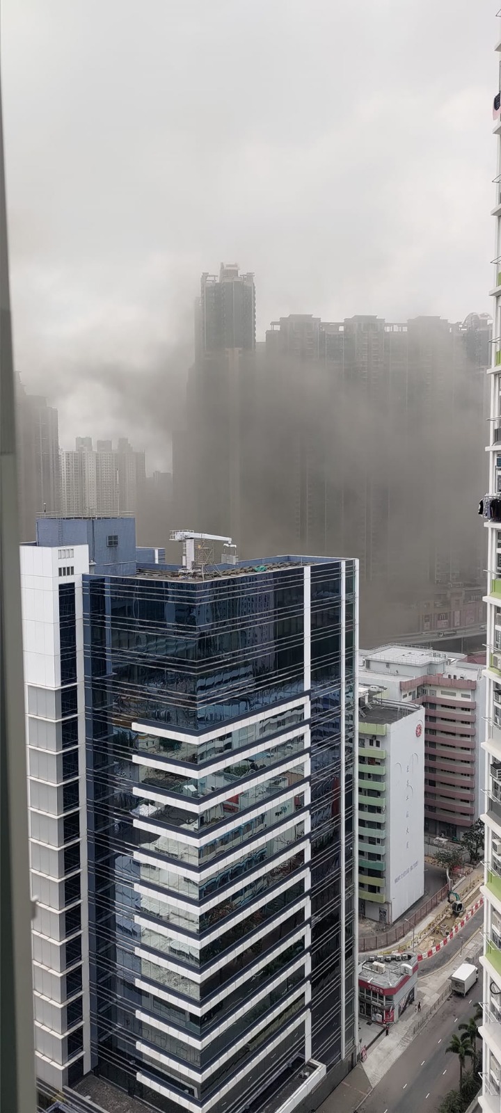 远处的屋苑居民亦能望到西九龙天空笼罩住烟雾。网上图片