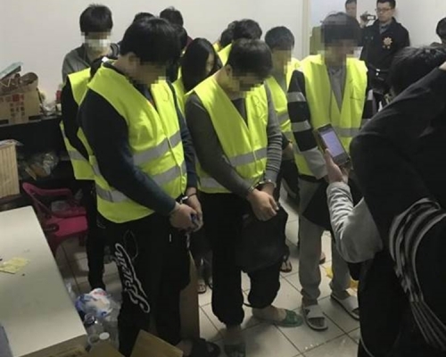 電騙集團除姜男被收押外，其餘22人全部交保。