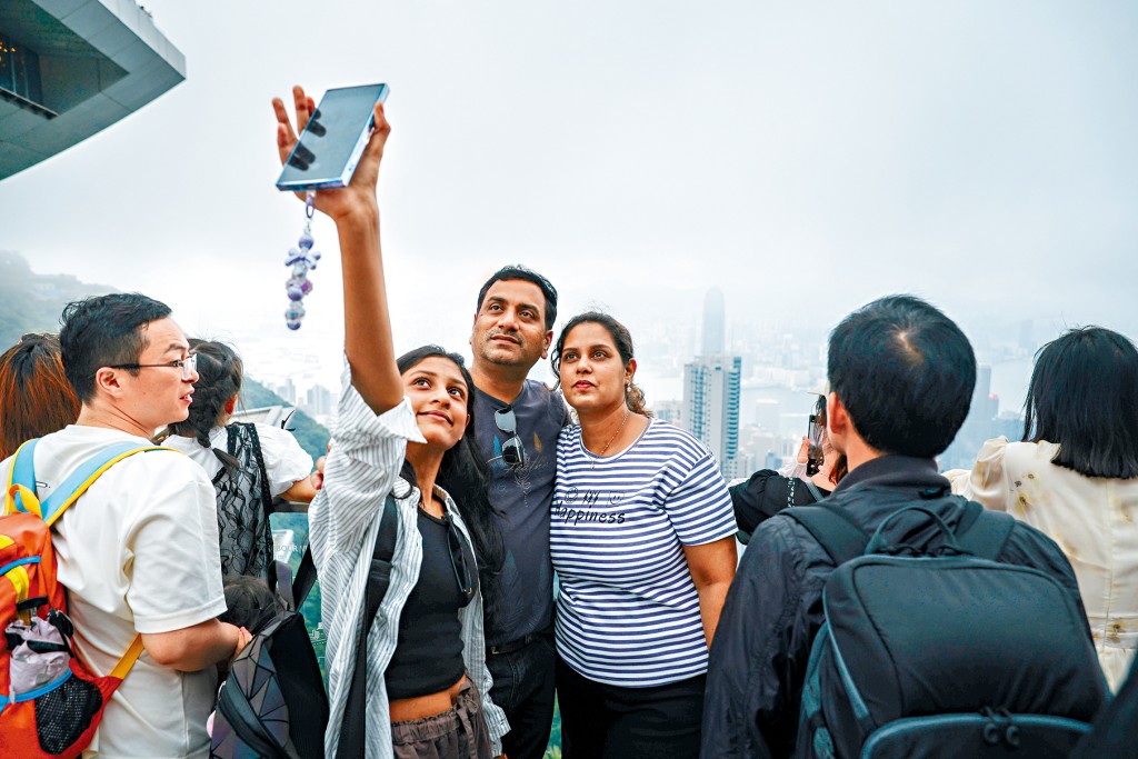 本港旅遊業處於轉型期，近年不少旅行社舉辦深度遊和特色主題旅遊，吸引不少入境旅客參加。