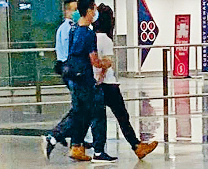 其中一名涉案被告當日在機場被捕。 資料圖片