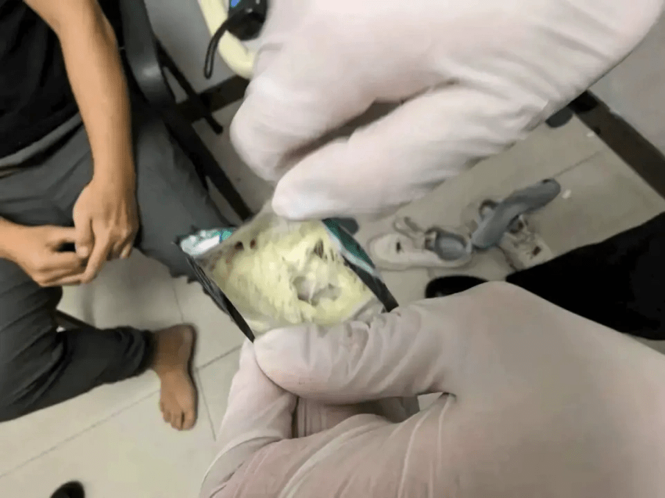 该旅客鞋内发现一个口香糖包装，打开后里面是咀嚼过的口香糖，包装底部塞有用透明密封袋包装的疑似大麻1包。