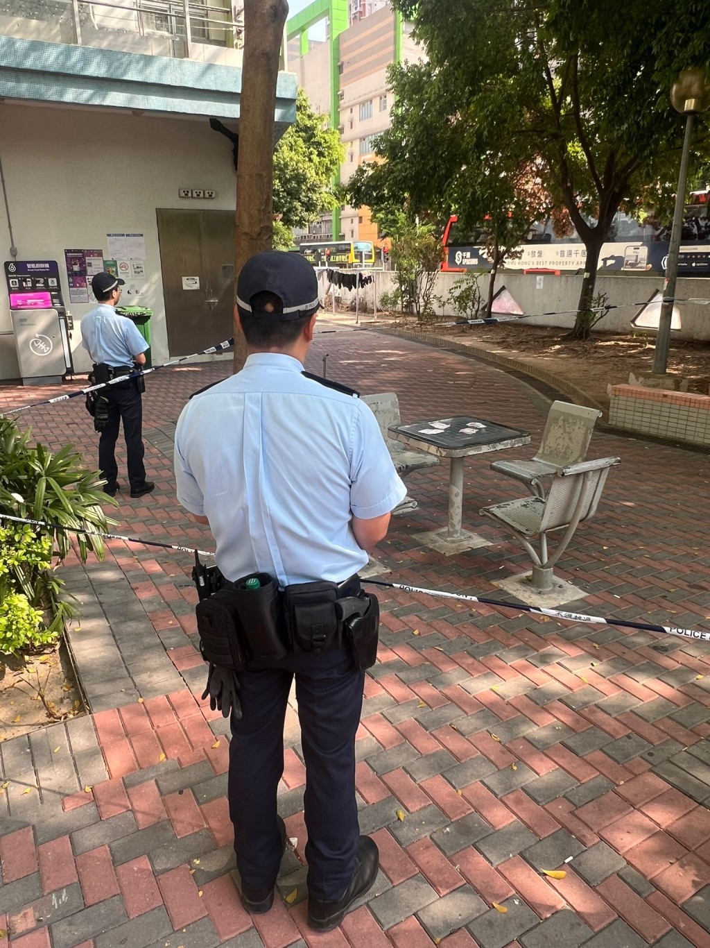 警長沙灣元洲邨打擊街頭聚賭，拘4人檢賭具及現金。警方圖片