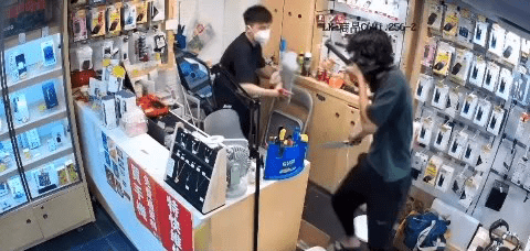梁男用凳上的咕𠱸擋格。網上片段截圖