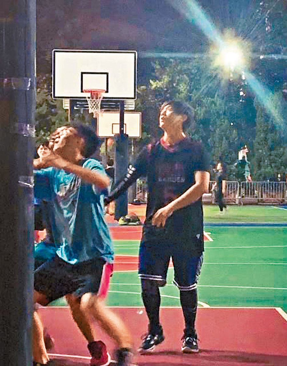 姜濤（右）日前在維園打波。