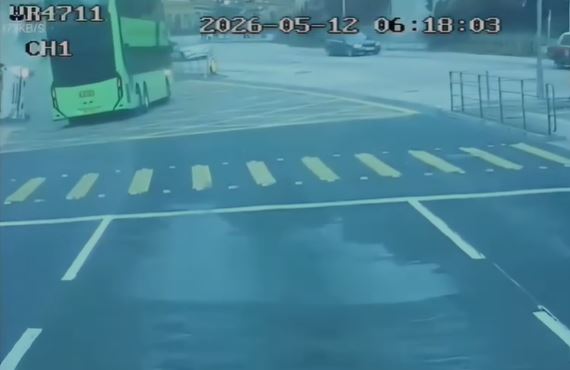 貨車與巴士相撞，貨車翻側。網片截圖