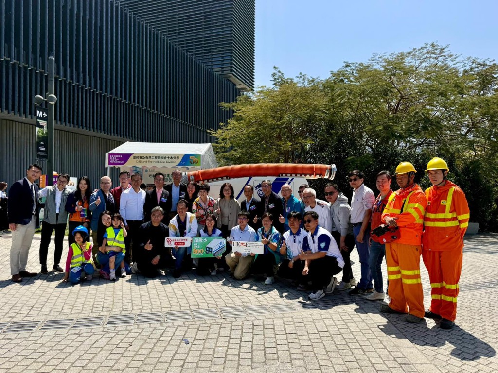 甯漢豪指發展局已主動與持份者合作，希望在無人機、機械人及人工智能（AI）方面推出更多系統，先行先試，並推動私人界別採用。