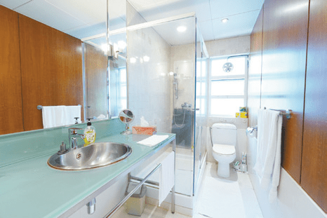 图中浴室保养簇新，设有独立玻璃淋浴间，令一室更为透亮。