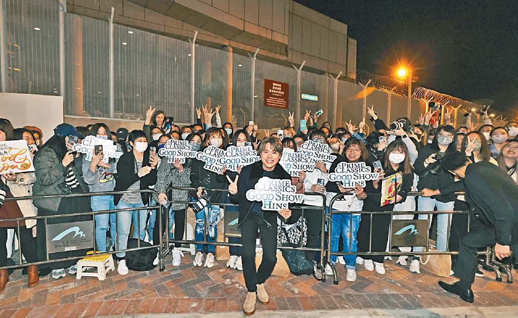 ■逾300名歌迷去機場為軒仔送行。    
