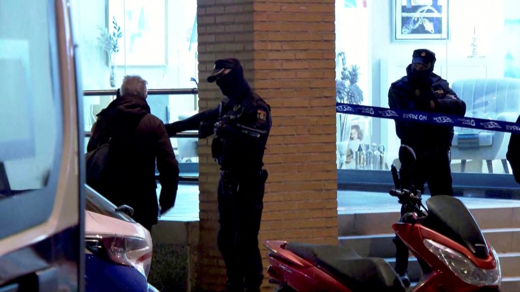 西班牙警方在乌克兰大使馆周围设置警戒线，并出动爆炸物处理技术专家、反恐专家等。路透